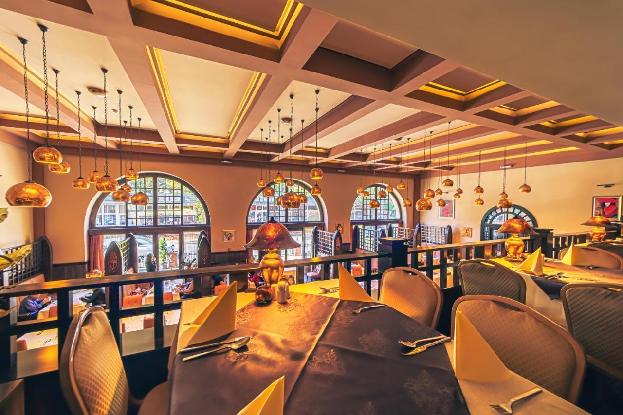 Komlo Hotel Gyula Bagian luar foto