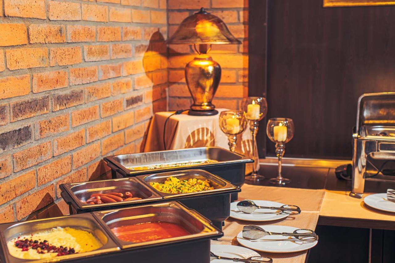 Komlo Hotel Gyula Bagian luar foto