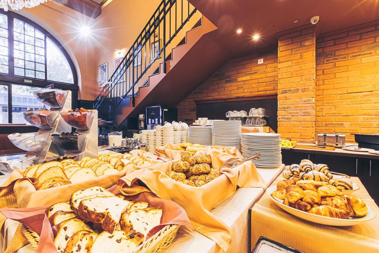 Komlo Hotel Gyula Bagian luar foto