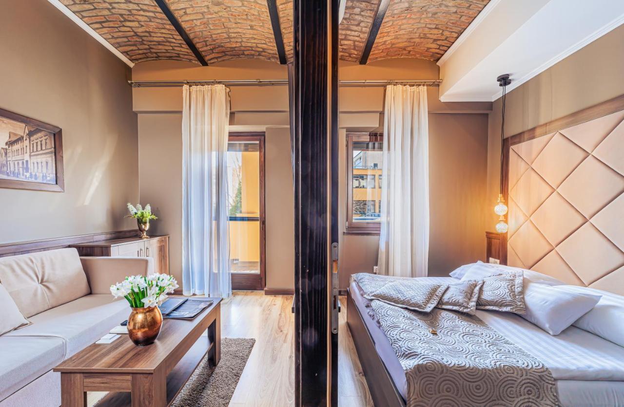 Komlo Hotel Gyula Bagian luar foto