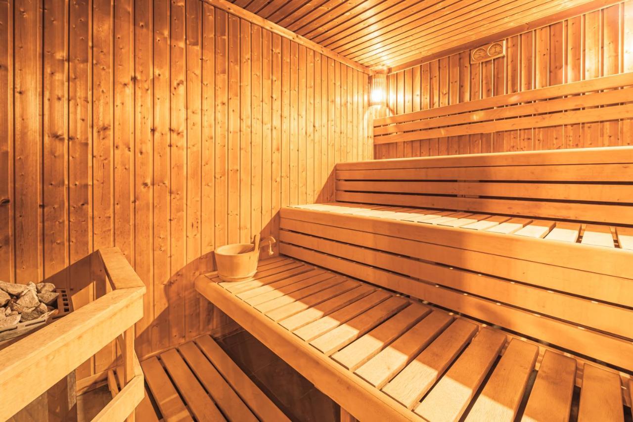 Komlo Hotel Gyula Bagian luar foto