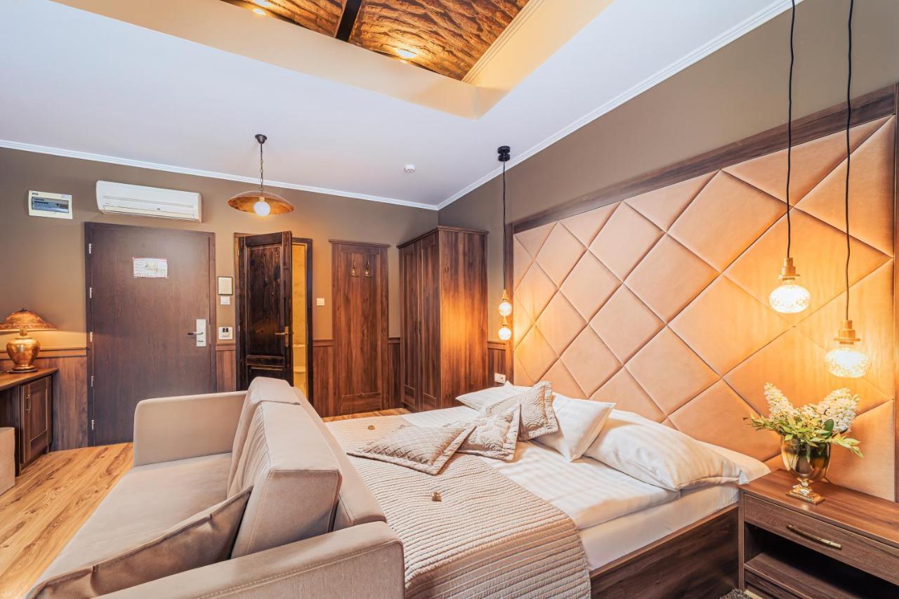 Komlo Hotel Gyula Bagian luar foto