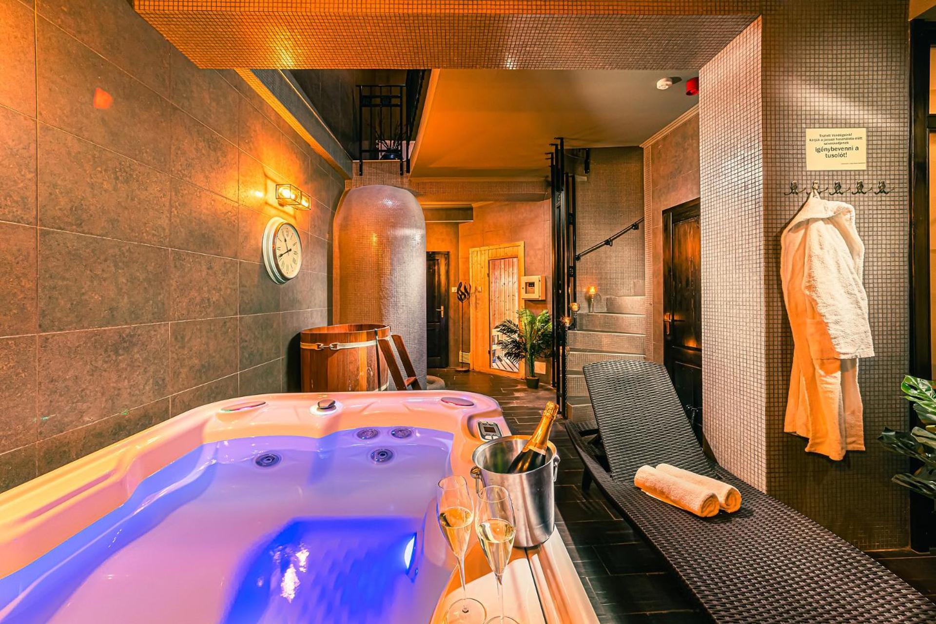 Komlo Hotel Gyula Bagian luar foto