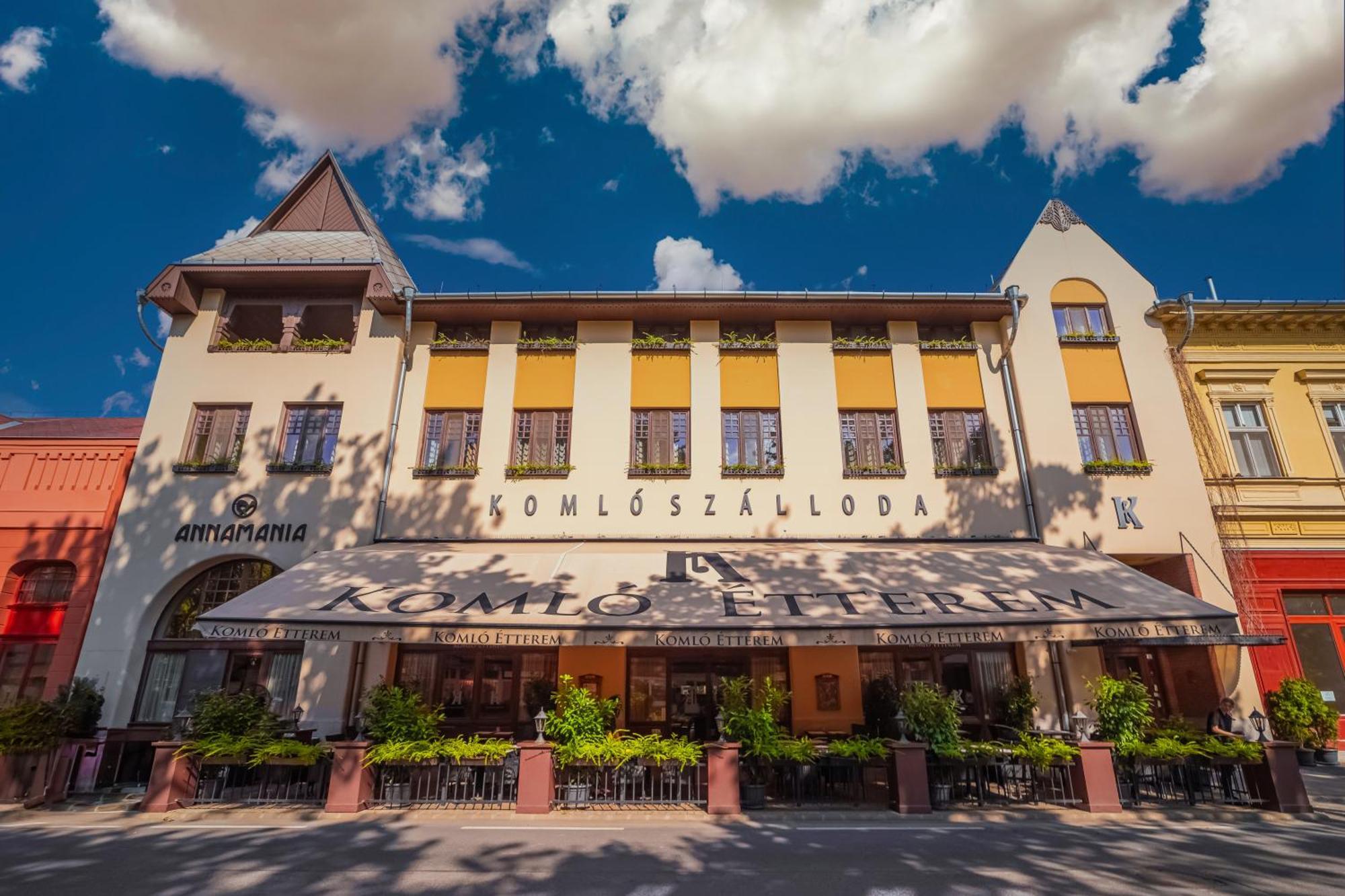 Komlo Hotel Gyula Bagian luar foto