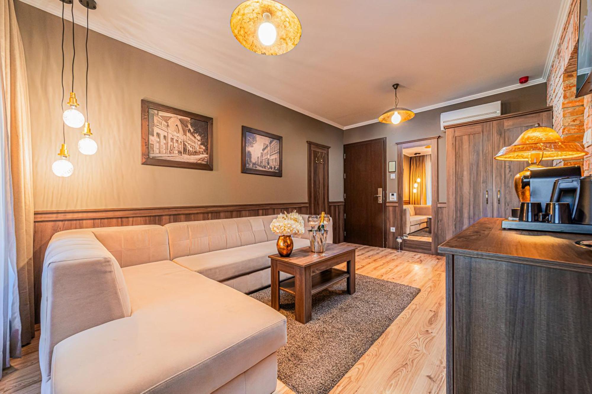 Komlo Hotel Gyula Bagian luar foto