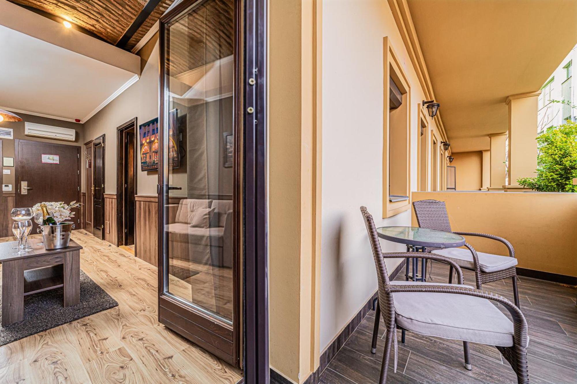 Komlo Hotel Gyula Bagian luar foto
