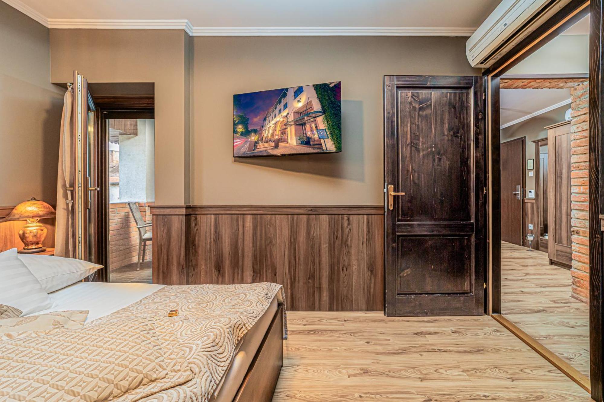 Komlo Hotel Gyula Bagian luar foto