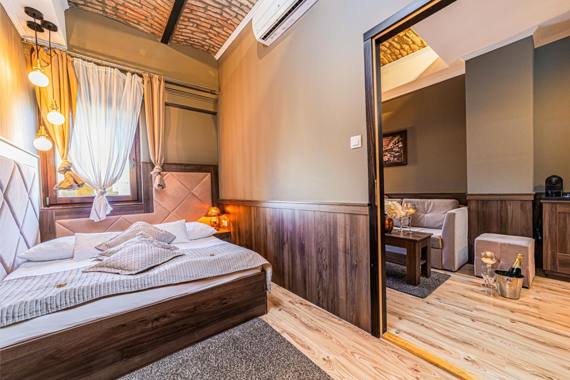 Komlo Hotel Gyula Bagian luar foto