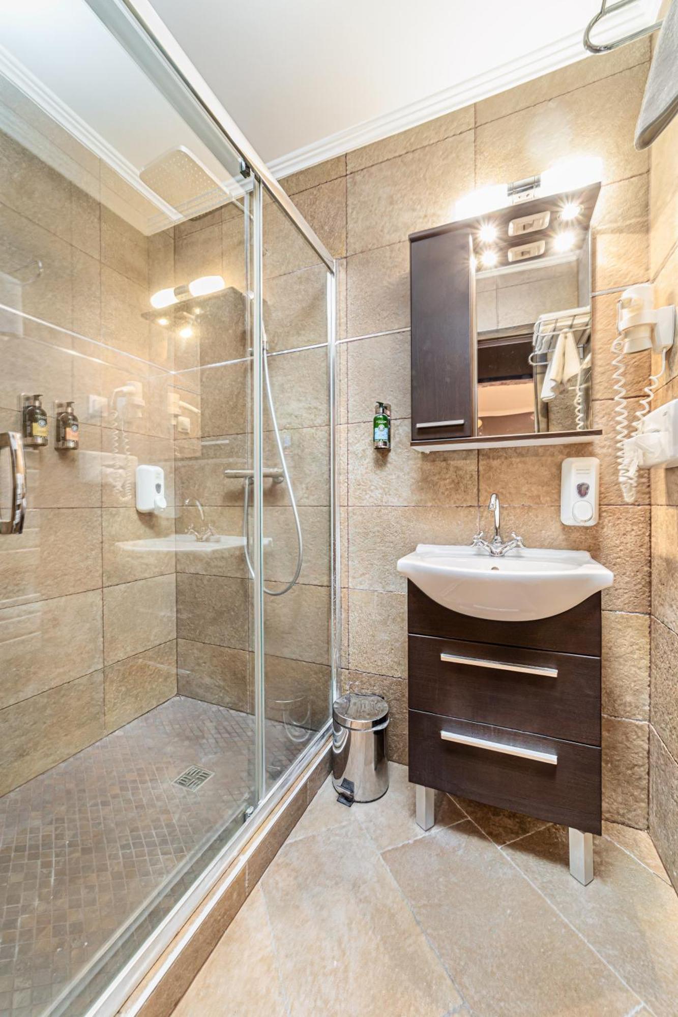 Komlo Hotel Gyula Bagian luar foto