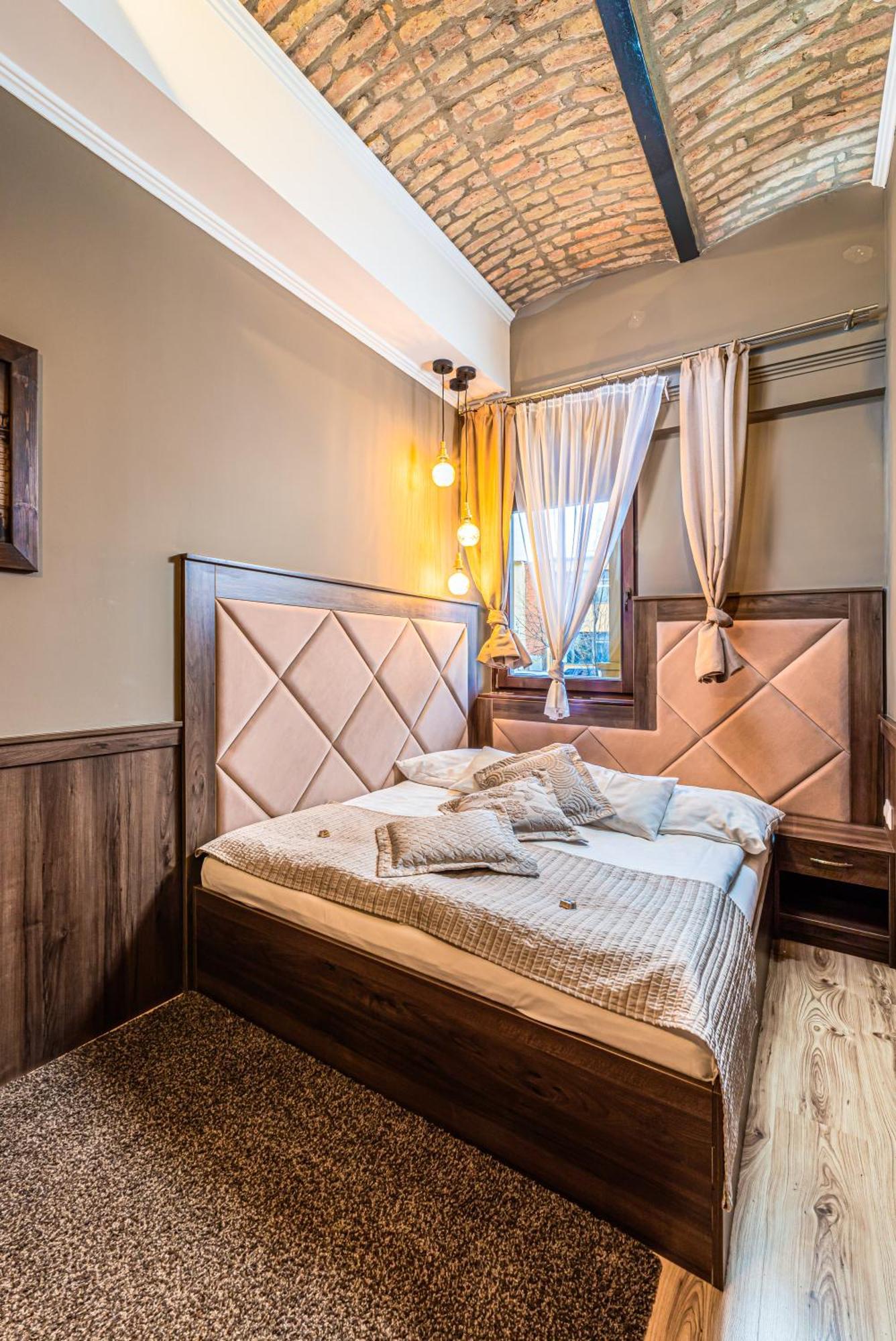 Komlo Hotel Gyula Bagian luar foto