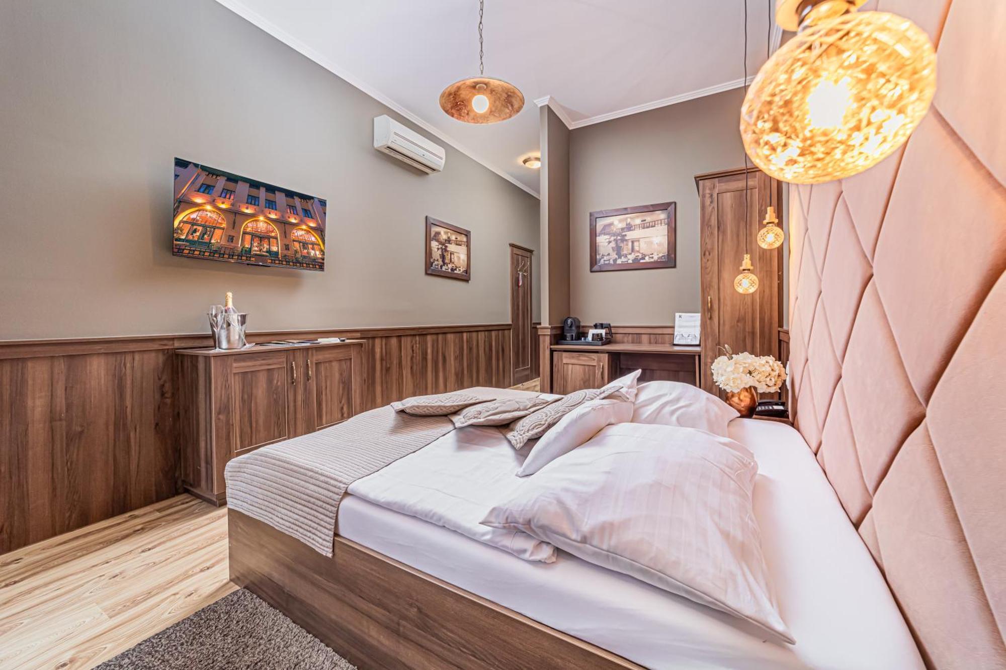 Komlo Hotel Gyula Bagian luar foto