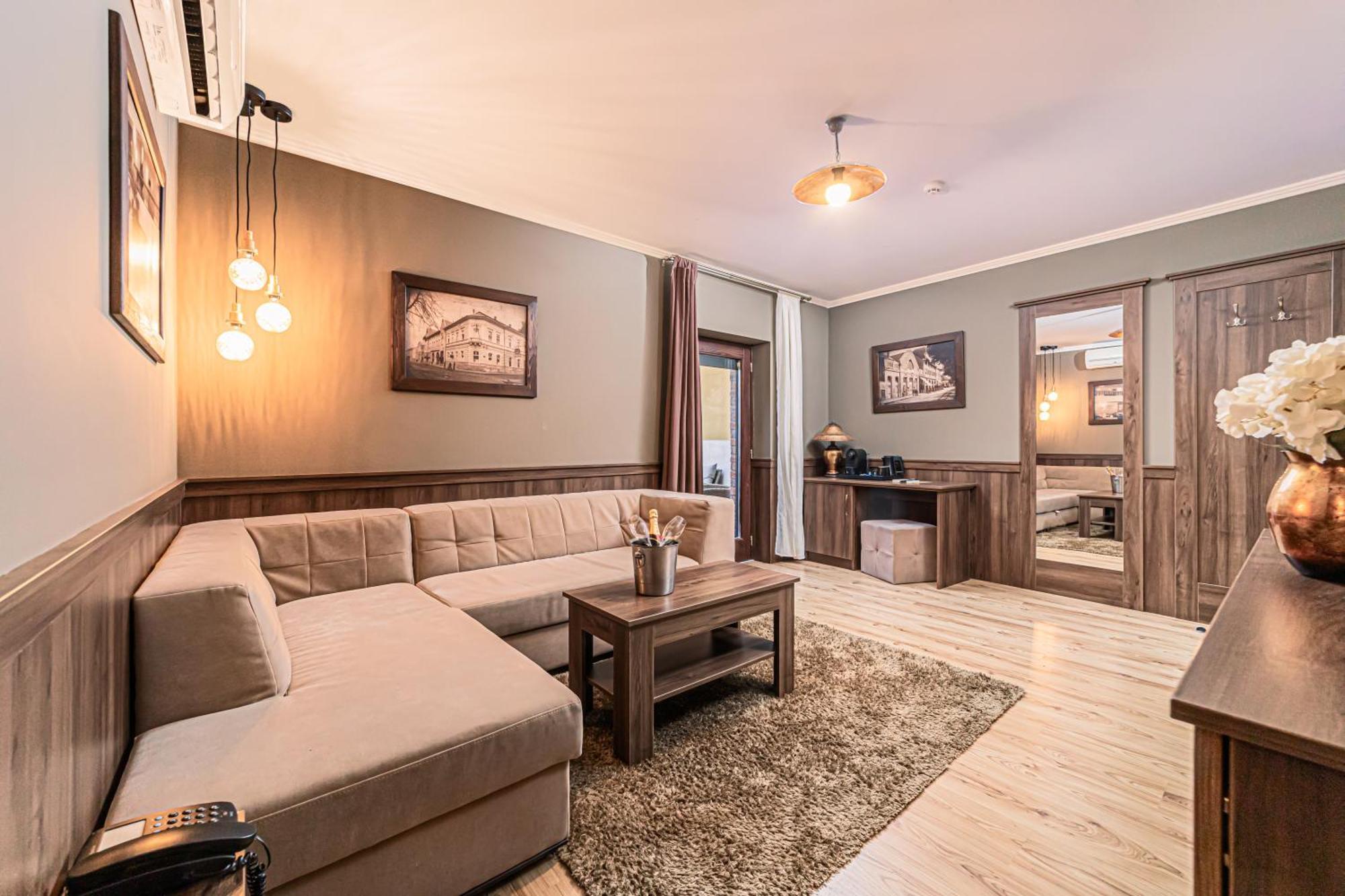 Komlo Hotel Gyula Bagian luar foto