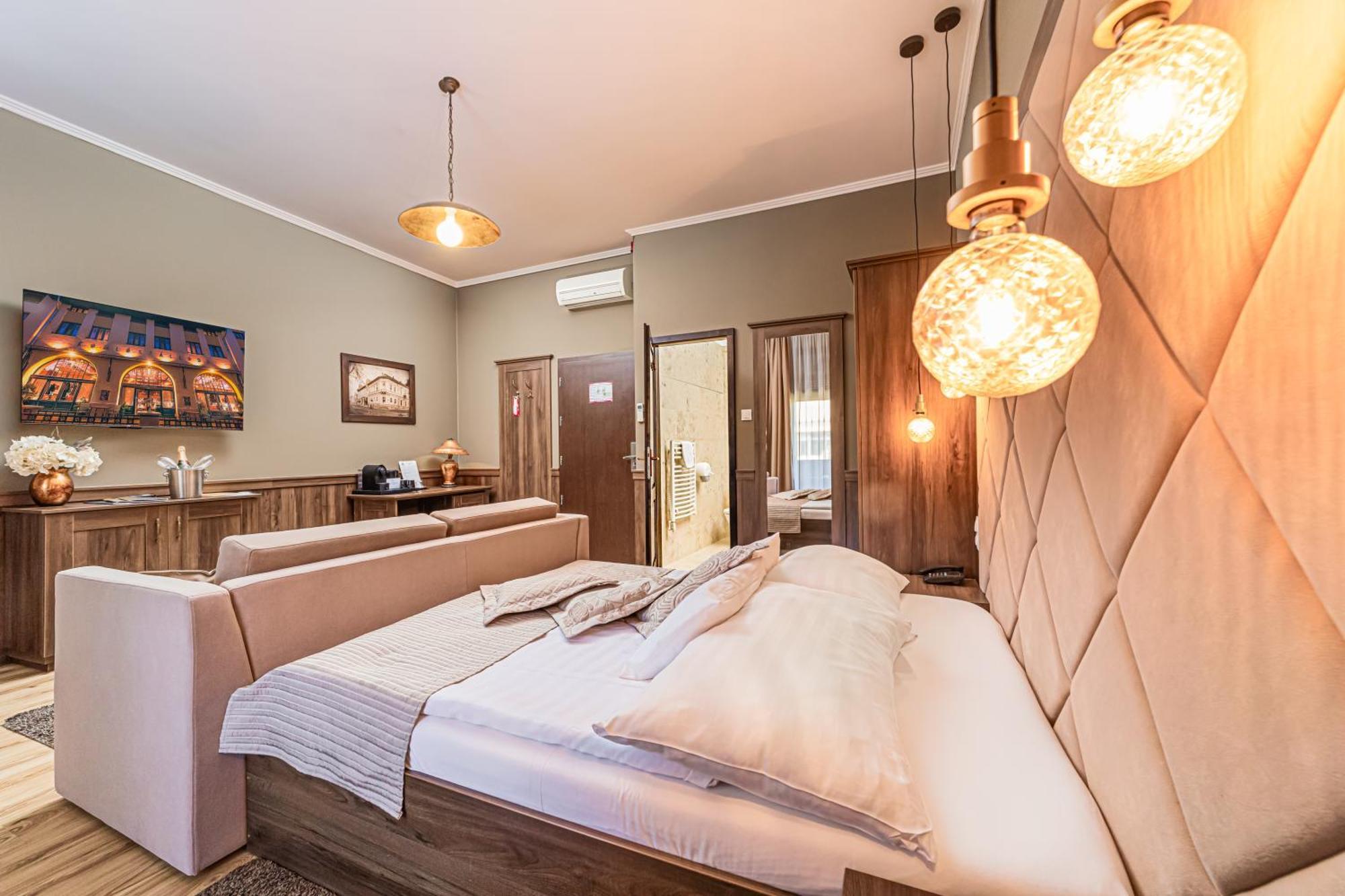 Komlo Hotel Gyula Bagian luar foto