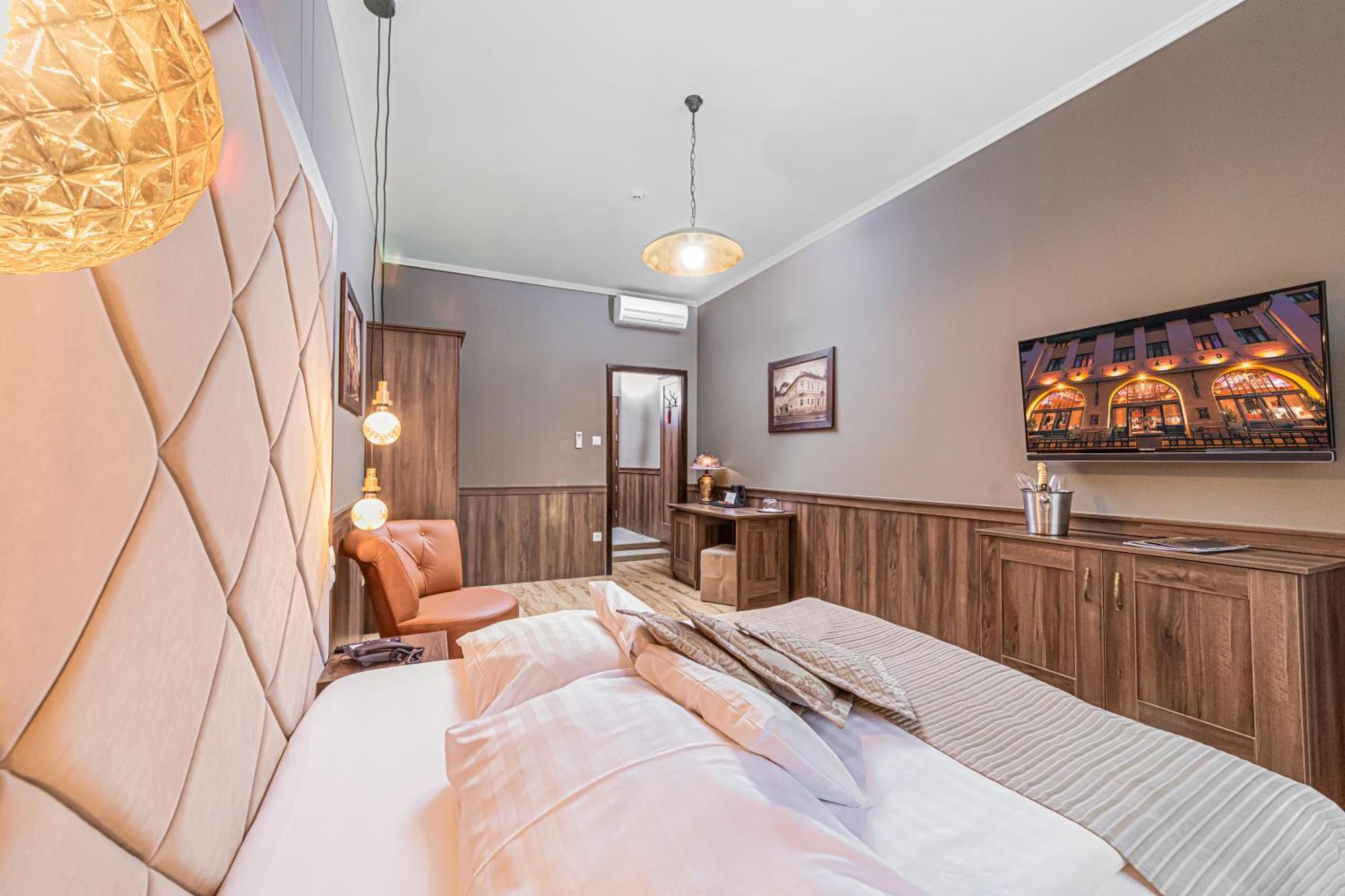 Komlo Hotel Gyula Bagian luar foto