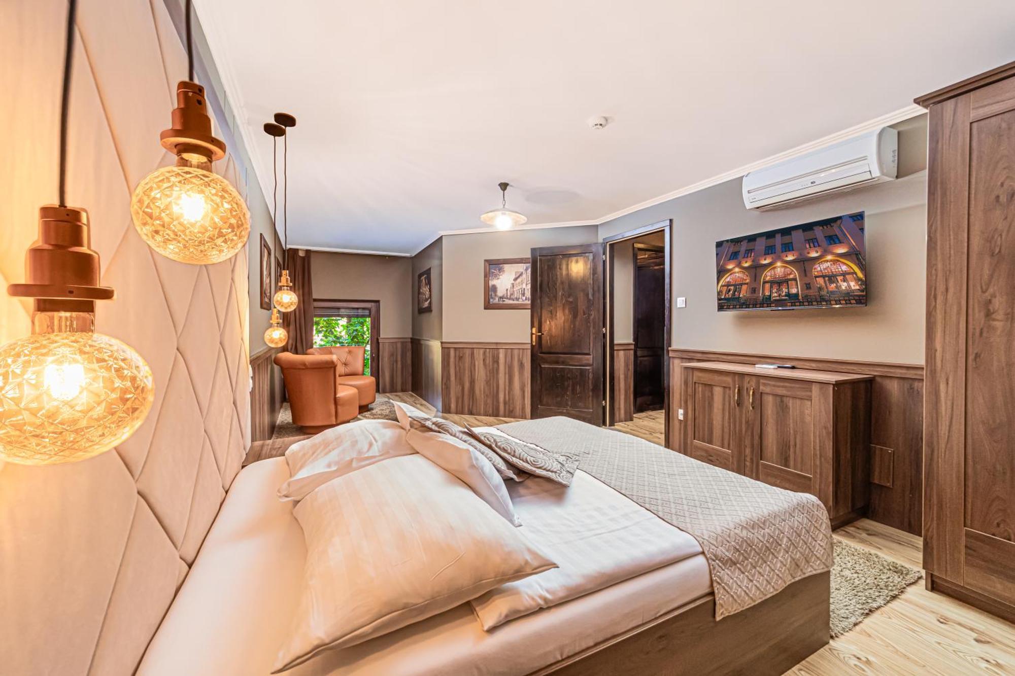 Komlo Hotel Gyula Bagian luar foto