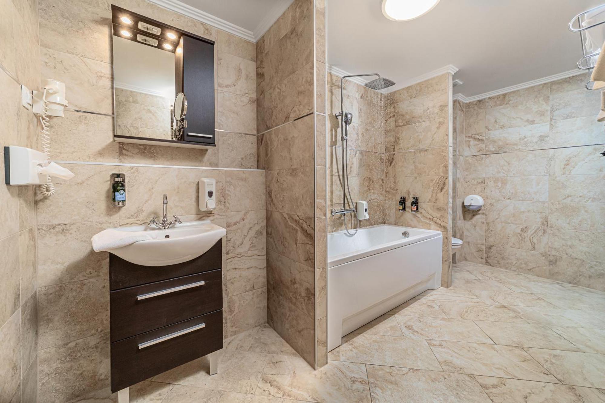 Komlo Hotel Gyula Bagian luar foto