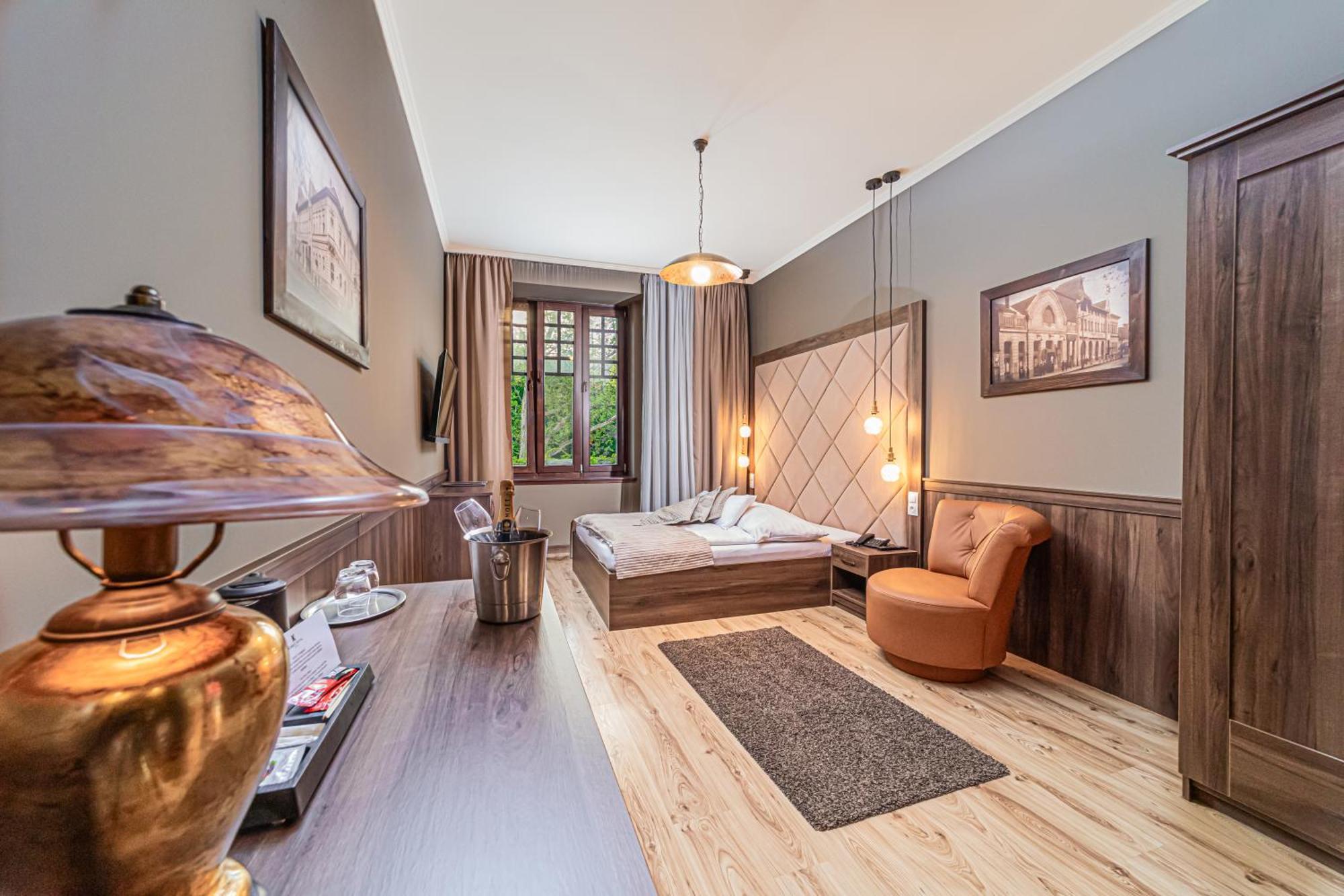 Komlo Hotel Gyula Bagian luar foto