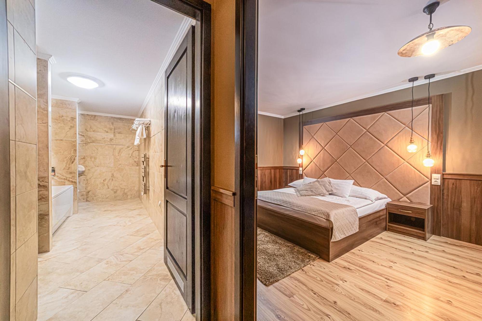 Komlo Hotel Gyula Bagian luar foto