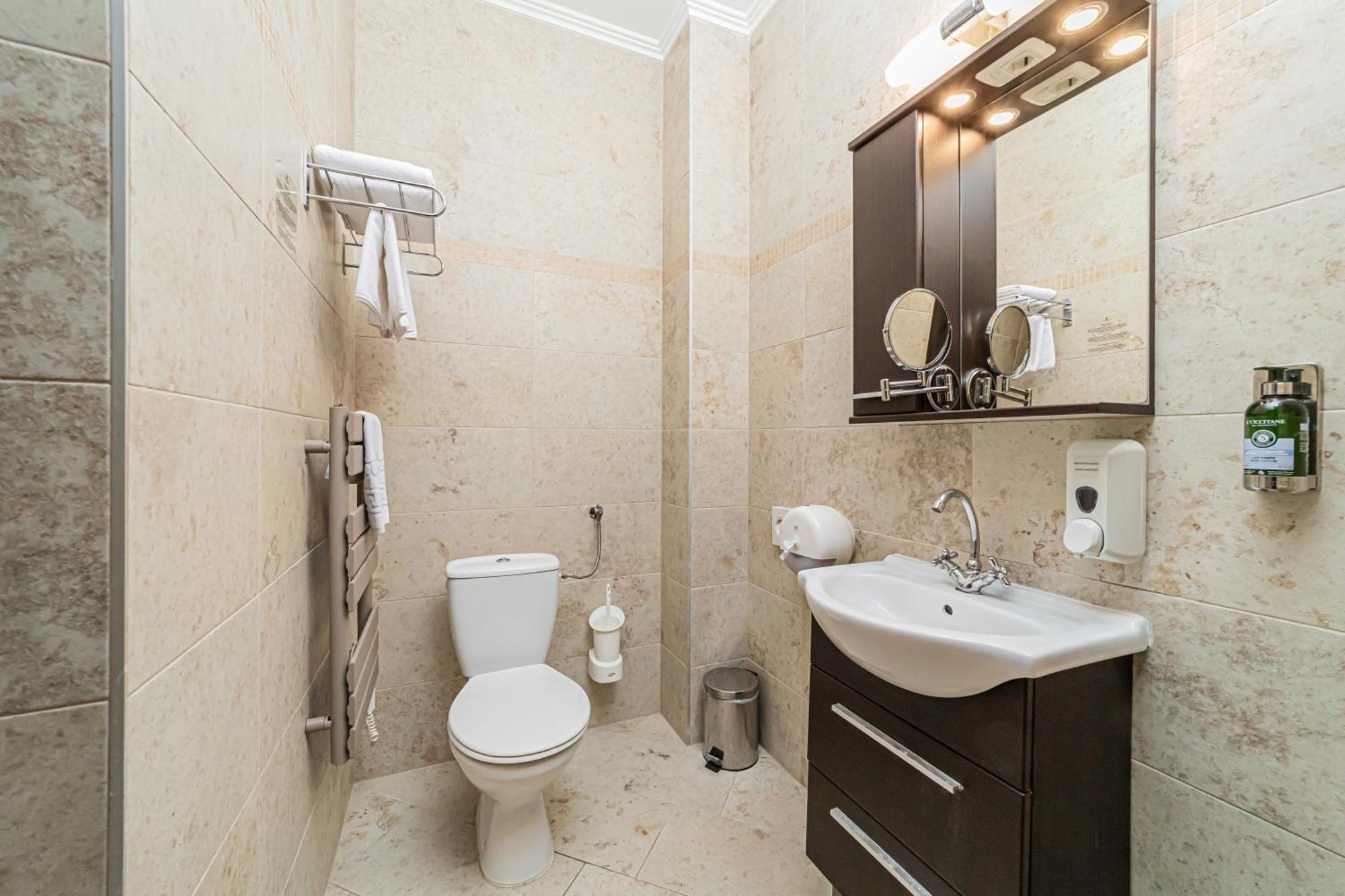 Komlo Hotel Gyula Bagian luar foto