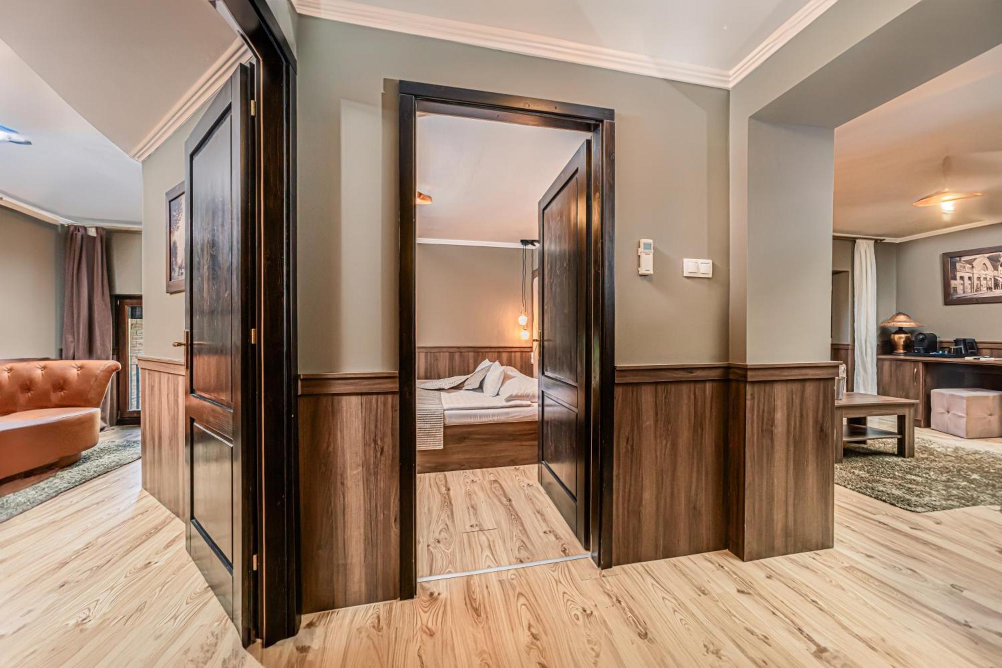 Komlo Hotel Gyula Bagian luar foto