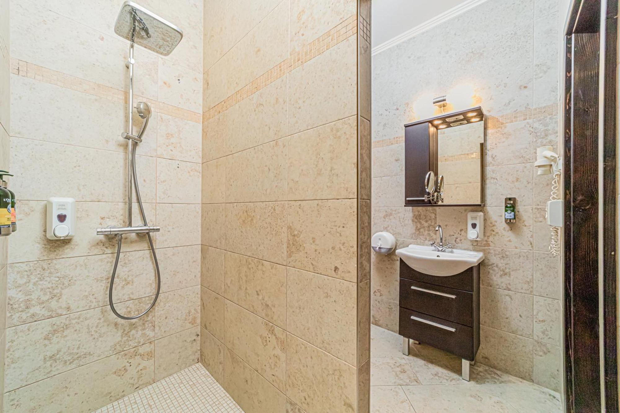 Komlo Hotel Gyula Bagian luar foto