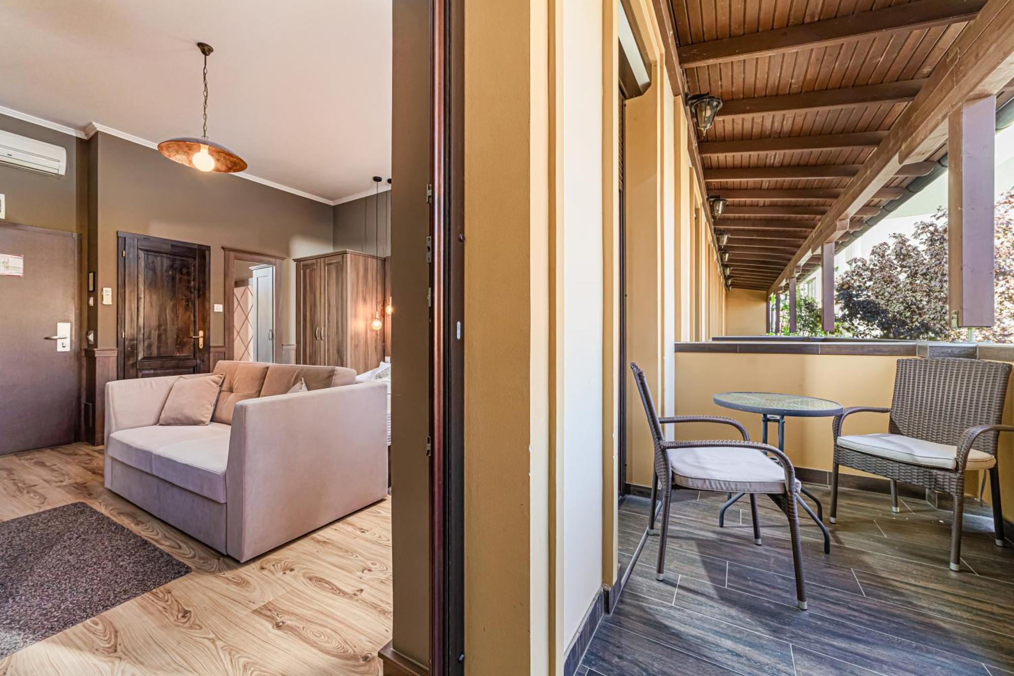 Komlo Hotel Gyula Bagian luar foto