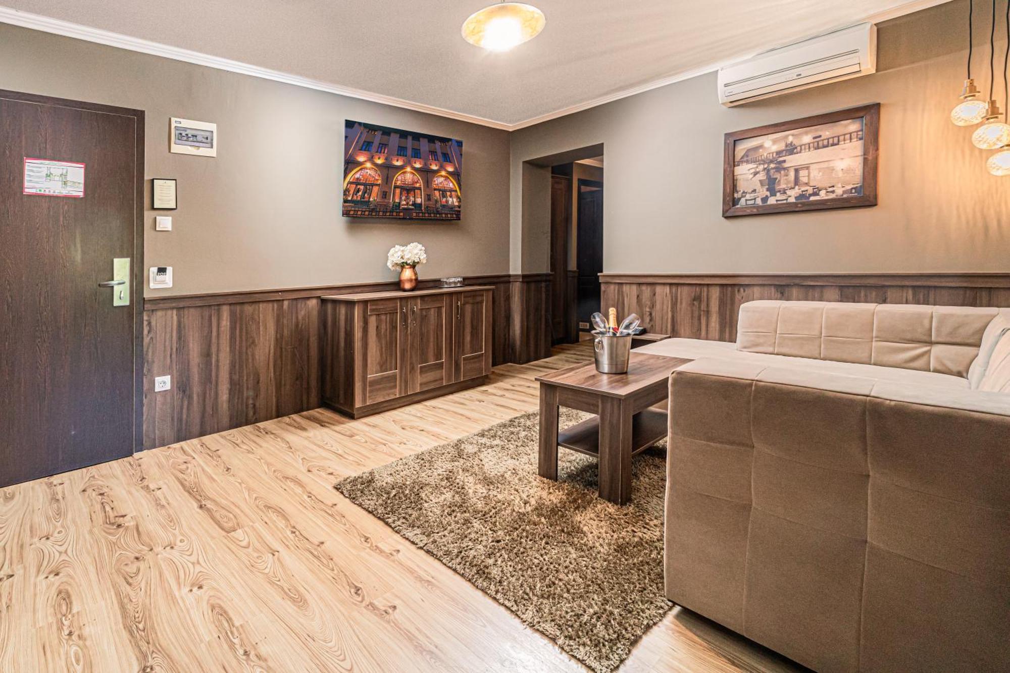 Komlo Hotel Gyula Bagian luar foto