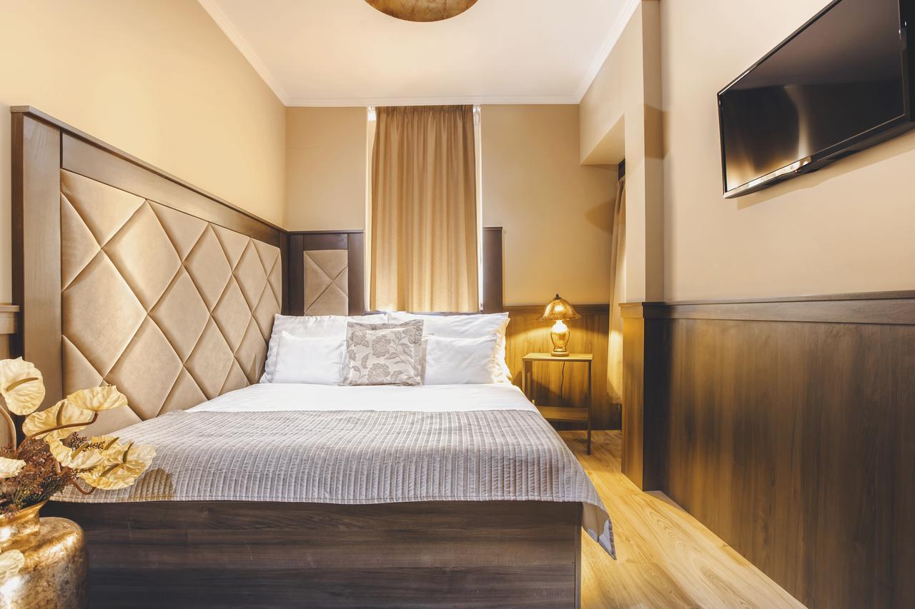 Komlo Hotel Gyula Bagian luar foto