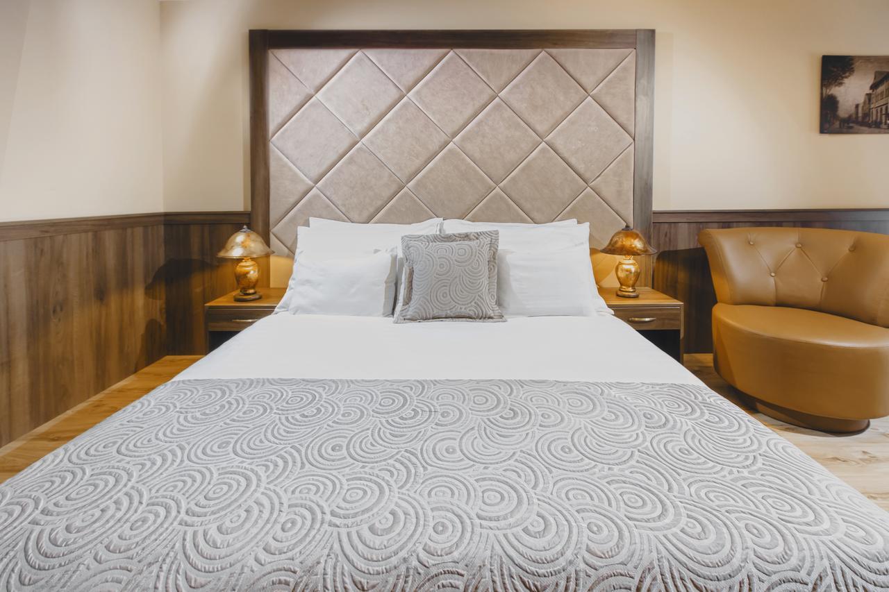 Komlo Hotel Gyula Bagian luar foto