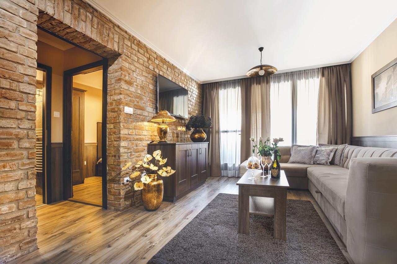 Komlo Hotel Gyula Bagian luar foto